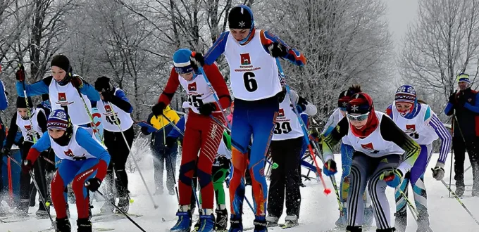 Старт спортсменов на лыжной гонке в Дмитриановском