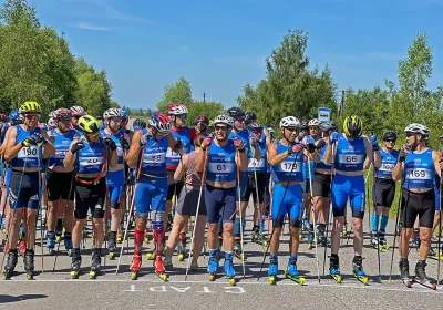 Лыжники на общем старте. Гонка на лыжероллерах в Приволжске, Ивановская обл.