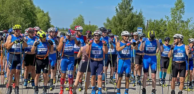 Лыжники на общем старте. Гонка на лыжероллерах в Приволжске, Ивановская обл.
