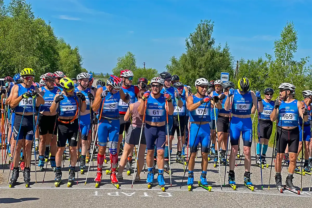 Лыжники на общем старте. Гонка на лыжероллерах в Приволжске, Ивановская обл.