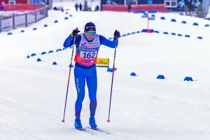 Сергей Борин - лыжник на Дёминской классике 2023 едет даблполингом
