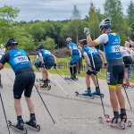 Спортсмены едут даблполингом на лыжероллерах