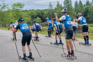 Спортсмены едут даблполингом на лыжероллерах